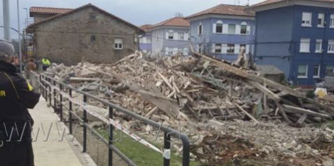 DemolicIón de vivienda unifamilar en Barreda