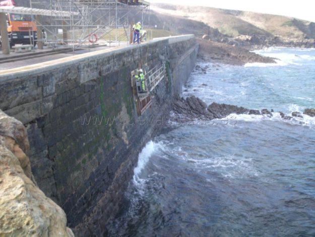 Reparación de muro en el Puerto de Comillas