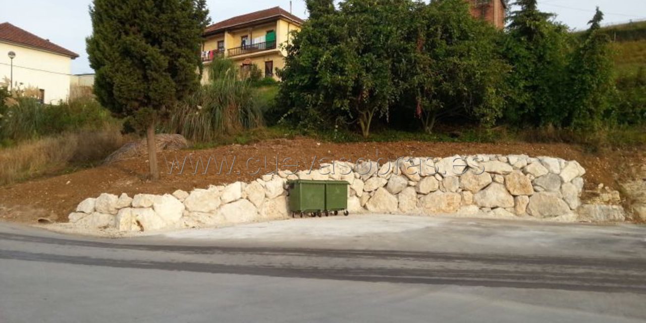 Ejecución de escollera en la fábrica de AZSA - XTRATA ZINC en Hinojedo