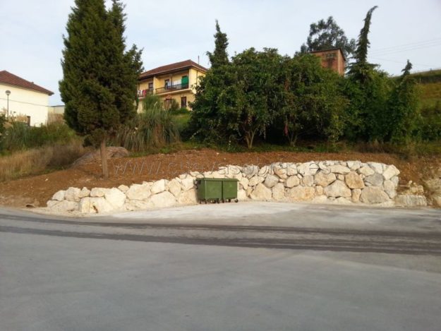 Ejecución de escollera en la fábrica de AZSA - XTRATA ZINC en Hinojedo