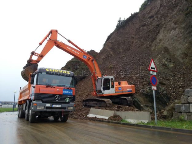Retirada de argayo en el Puerto de Laredo