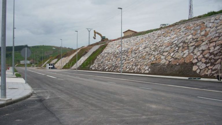 Ejecución de escolleras en el polígono industrial de Tanos