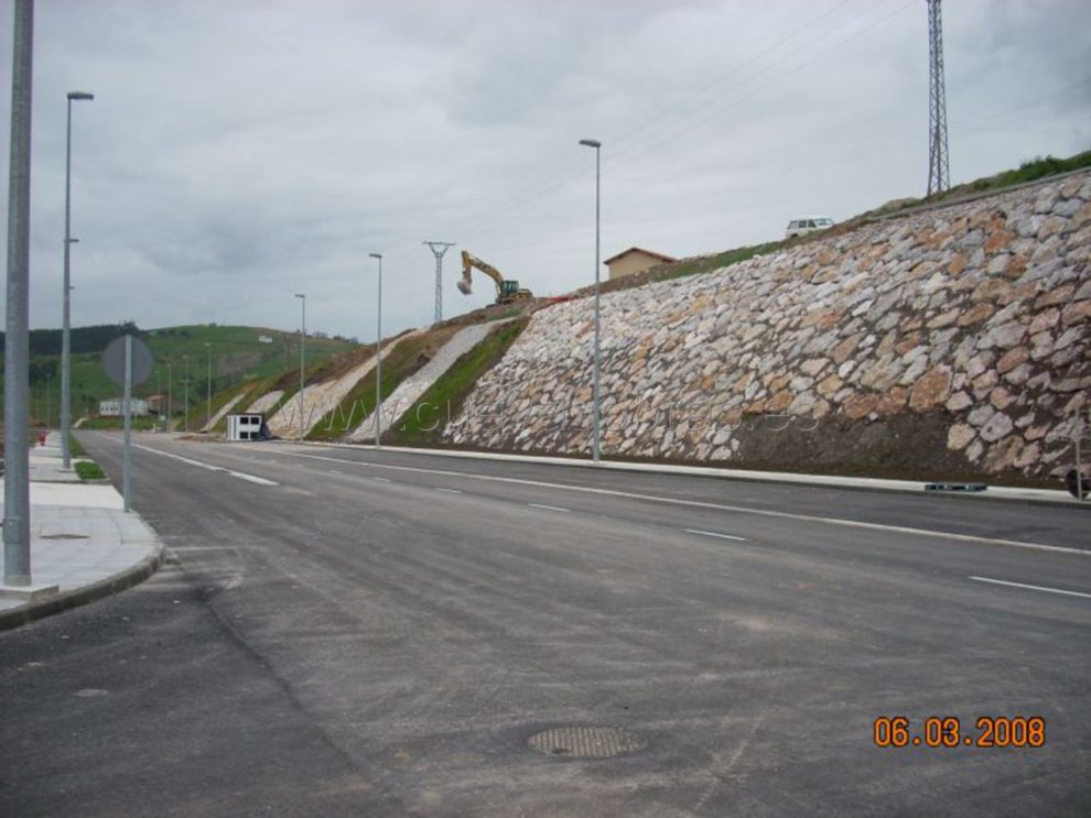 Ejecución de escolleras en el polígono industrial de Tanos