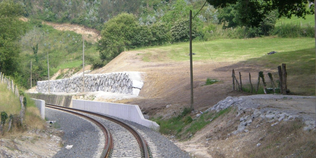 Ejecución de muro de escollera próximo a la estación de FEVE en Roíz