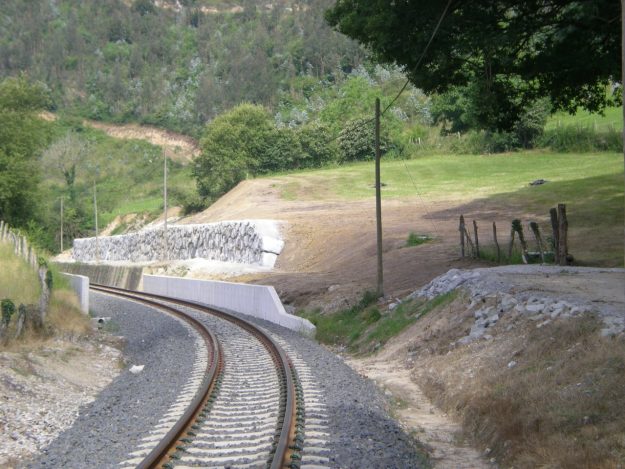 Ejecución de muro de escollera próximo a la estación de FEVE en Roíz