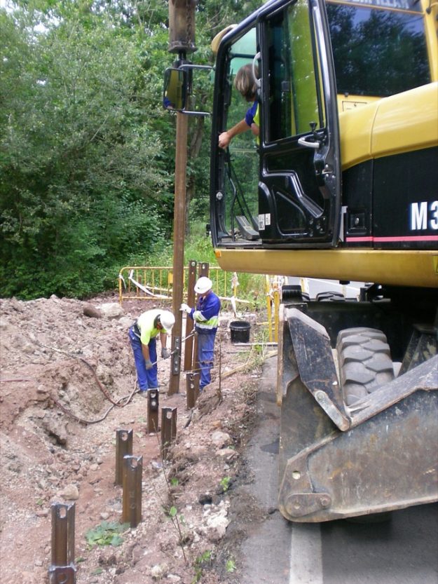 Ejecución de muro de hinca y carriles en Lierganes