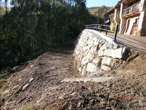 Construcción de muro de escollera en El Tojo. Ayuntamiento de Los Tojos