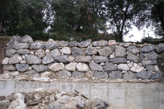 Aseguramiento de talud en el colegio Menéndez Pelayo en Castro Urdiales
