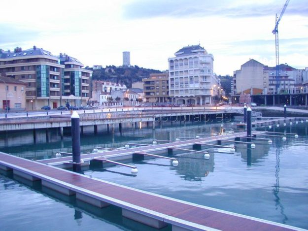Ejecución de nuevo frente en el antiguo puerto de Laredo y construcción de pasarela a lo largo del frente.
