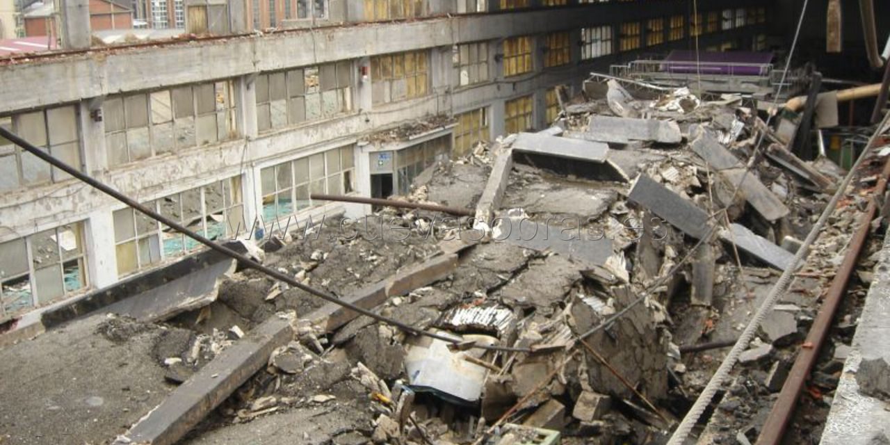 Desescombro de la nave siniestrada de Nueva Papelera del Besaya