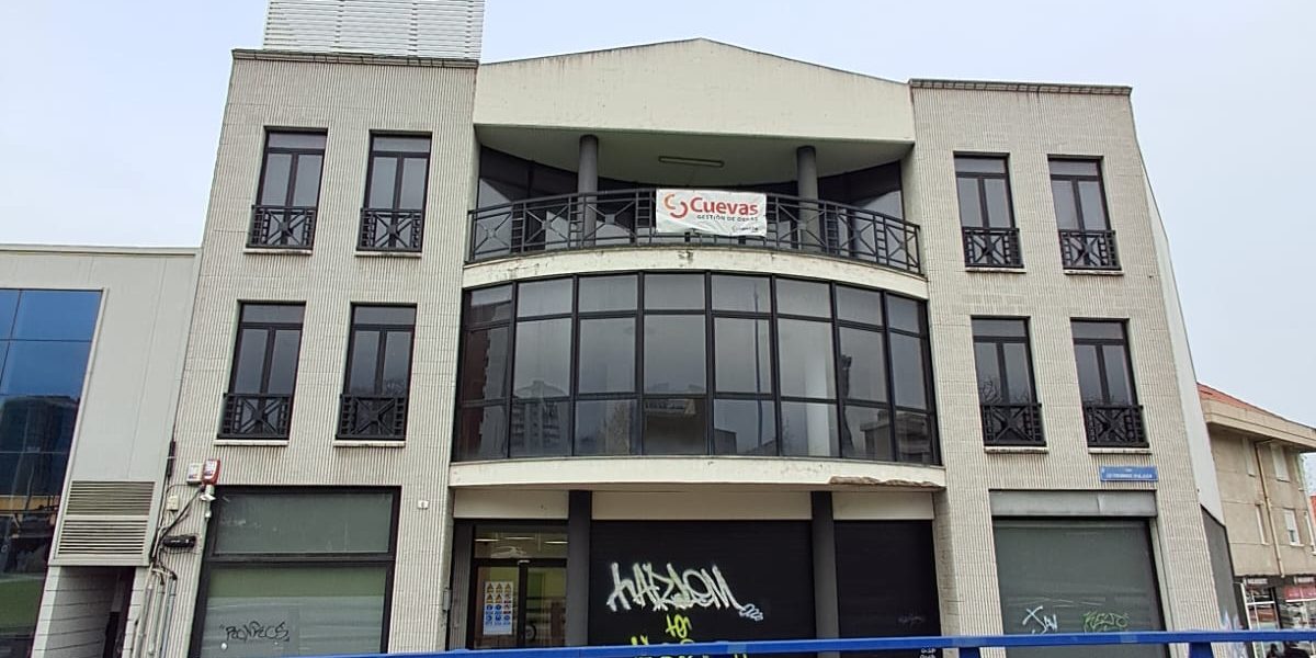 Fachada del edificio de oficinas Lagunilla del Servicio Cántabro de Salud en Santander