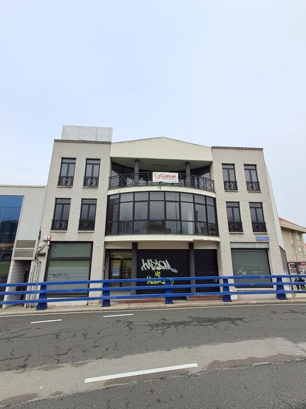 Fachada del edificio de oficinas Lagunilla del Servicio Cántabro de Salud en Santander