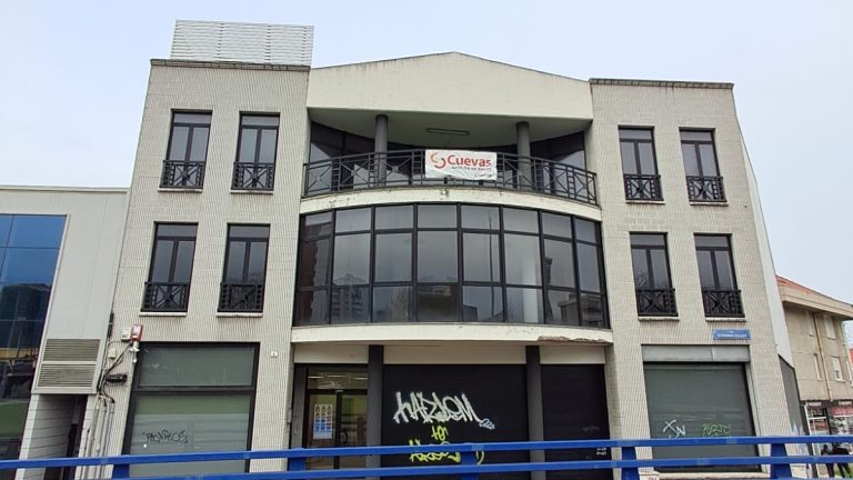 Fachada del edificio de oficinas Lagunilla del Servicio Cántabro de Salud en Santander