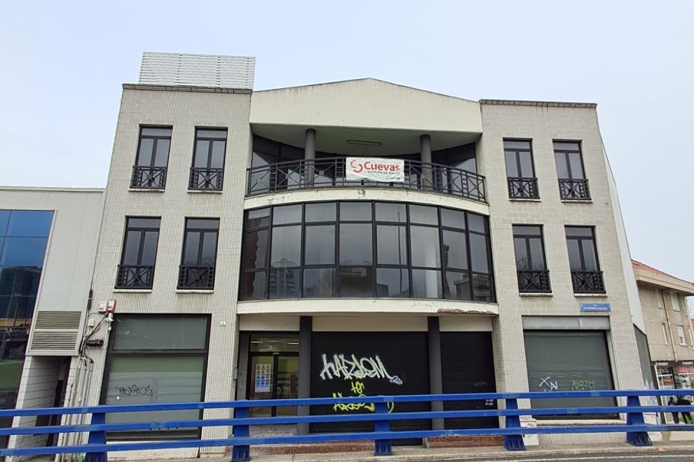 Fachada del edificio de oficinas Lagunilla del Servicio Cántabro de Salud en Santander